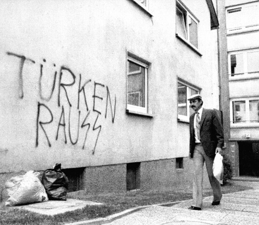 Graffiti that says Turks out in German